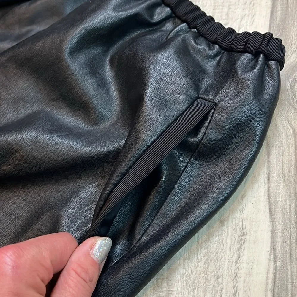 Artizia Babaton Mini Skirt Black Faux Vegan Leather Skater w/ pockets sz Medium
